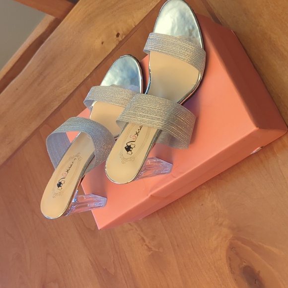 Brand New Slip-on heels in Silver Size 39, equivalent to a size US 7.5 - 8. - Picture 4 of 4